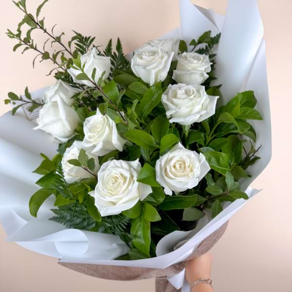12 classic white rose bouquet