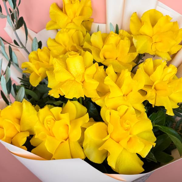 12 reflexed yellow roses bouquet