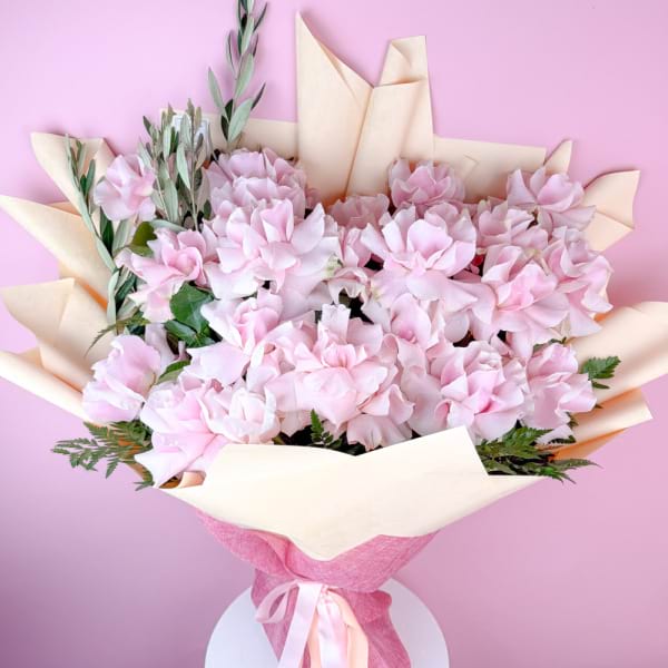 24 reflexed pink roses bouquet 2