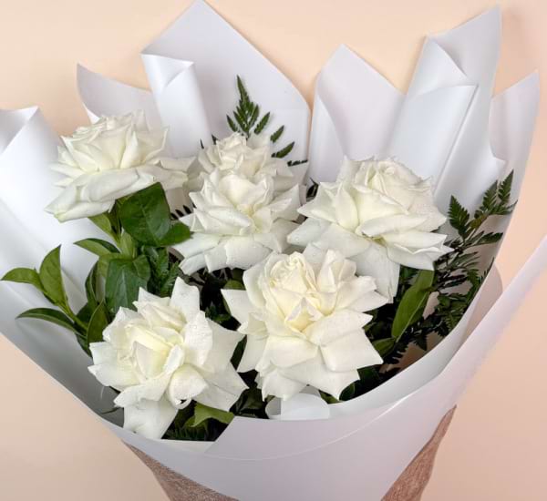 6 Reflexed white roses 1