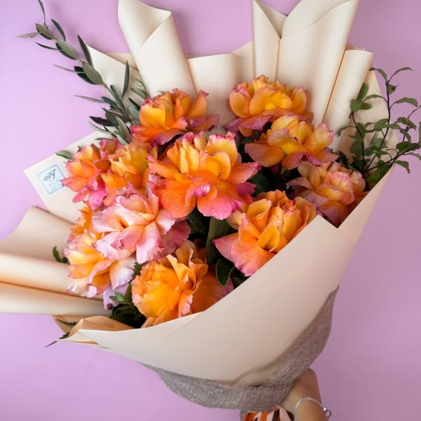 12 reflexed orange roses 1
